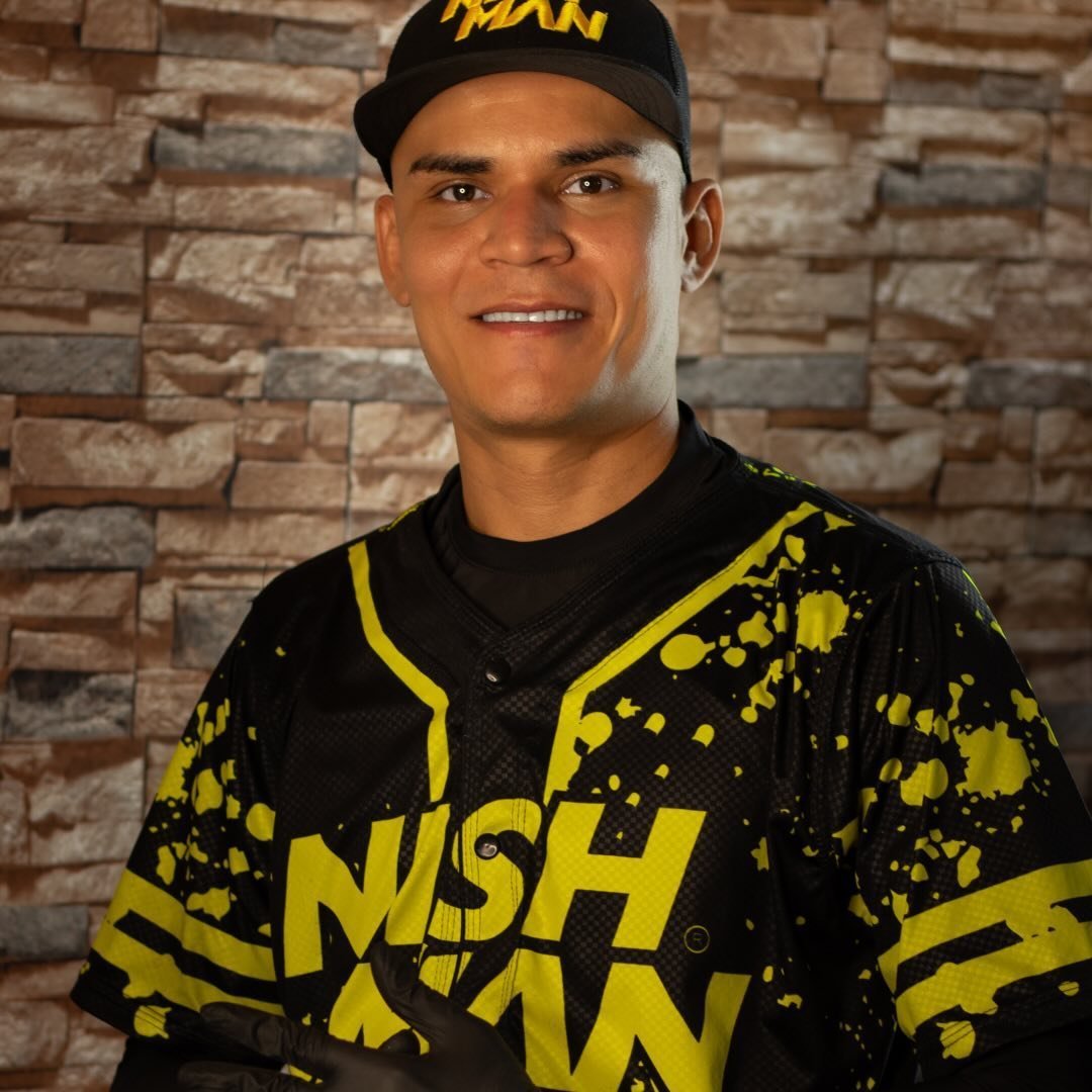 Elquiber Cardona, barbero embajador Nishman en La Dorada